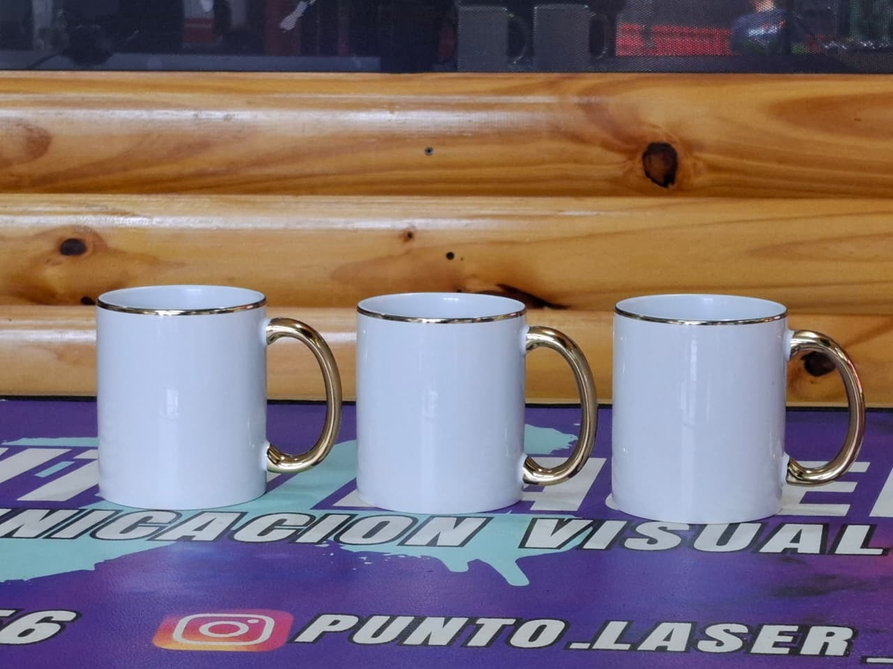 Taza con borde dorado