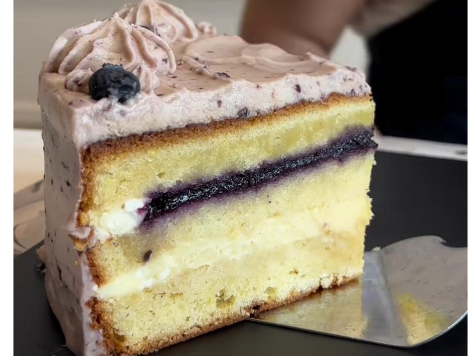 Porción de Torta de Limón y Moras