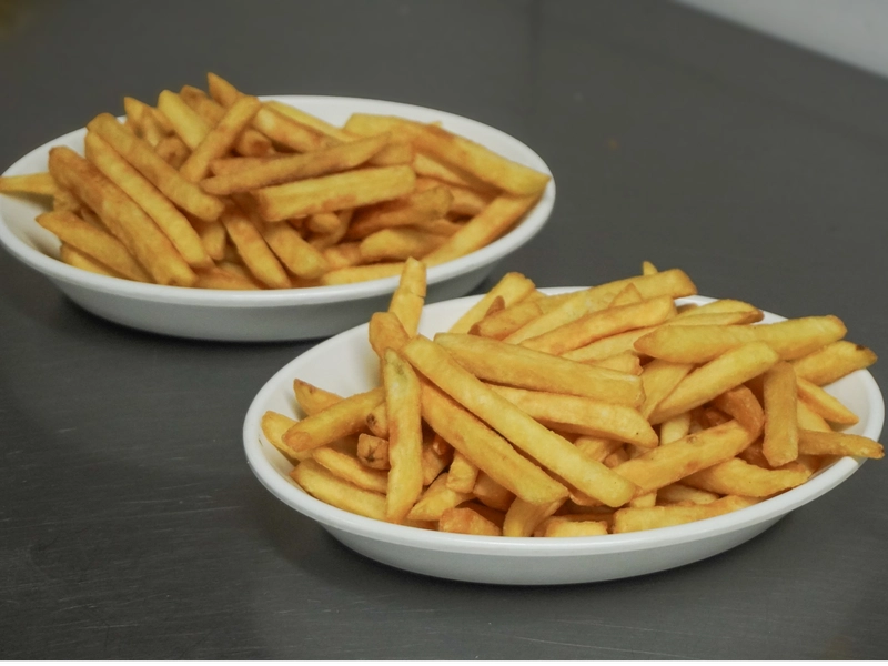 2 porciones de  papas Chill (baston)