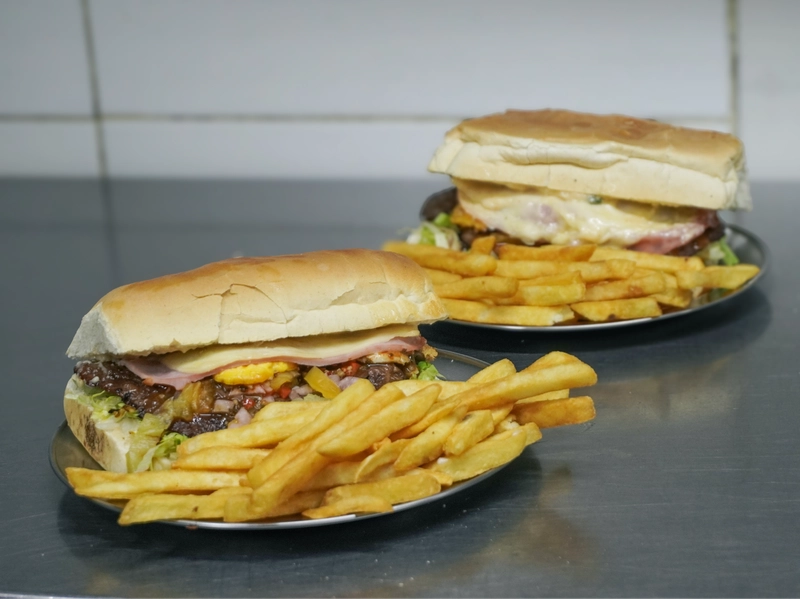 2 Argentos (medianos) c/papas baston