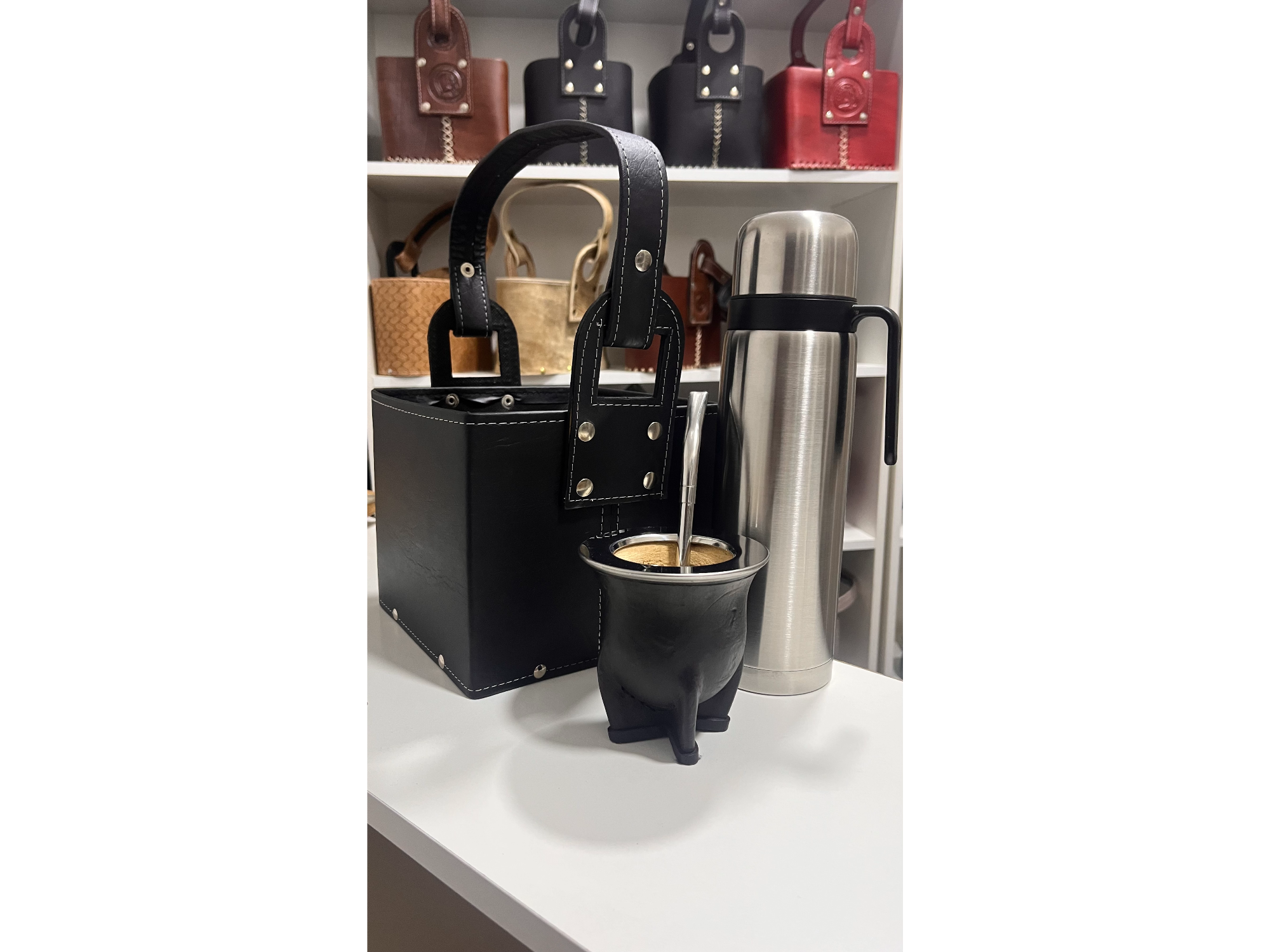 CAMIONERO CALABAZA CON BOMBILLA CANASTA SIMIL TERMO GRIS