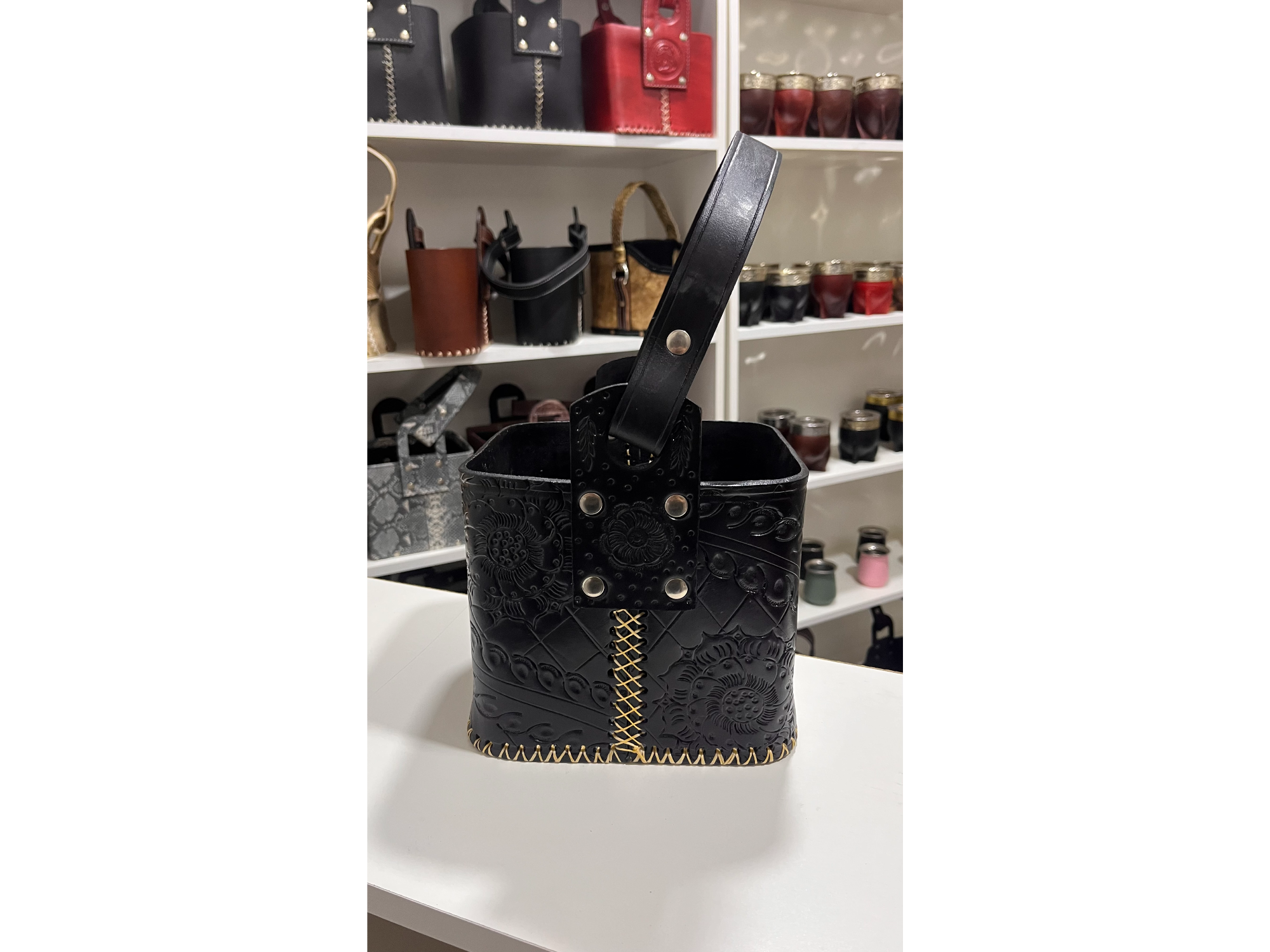 CANASTA CUERO NEGRA REPUJADA