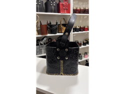 CANASTA CUERO NEGRA REPUJADA