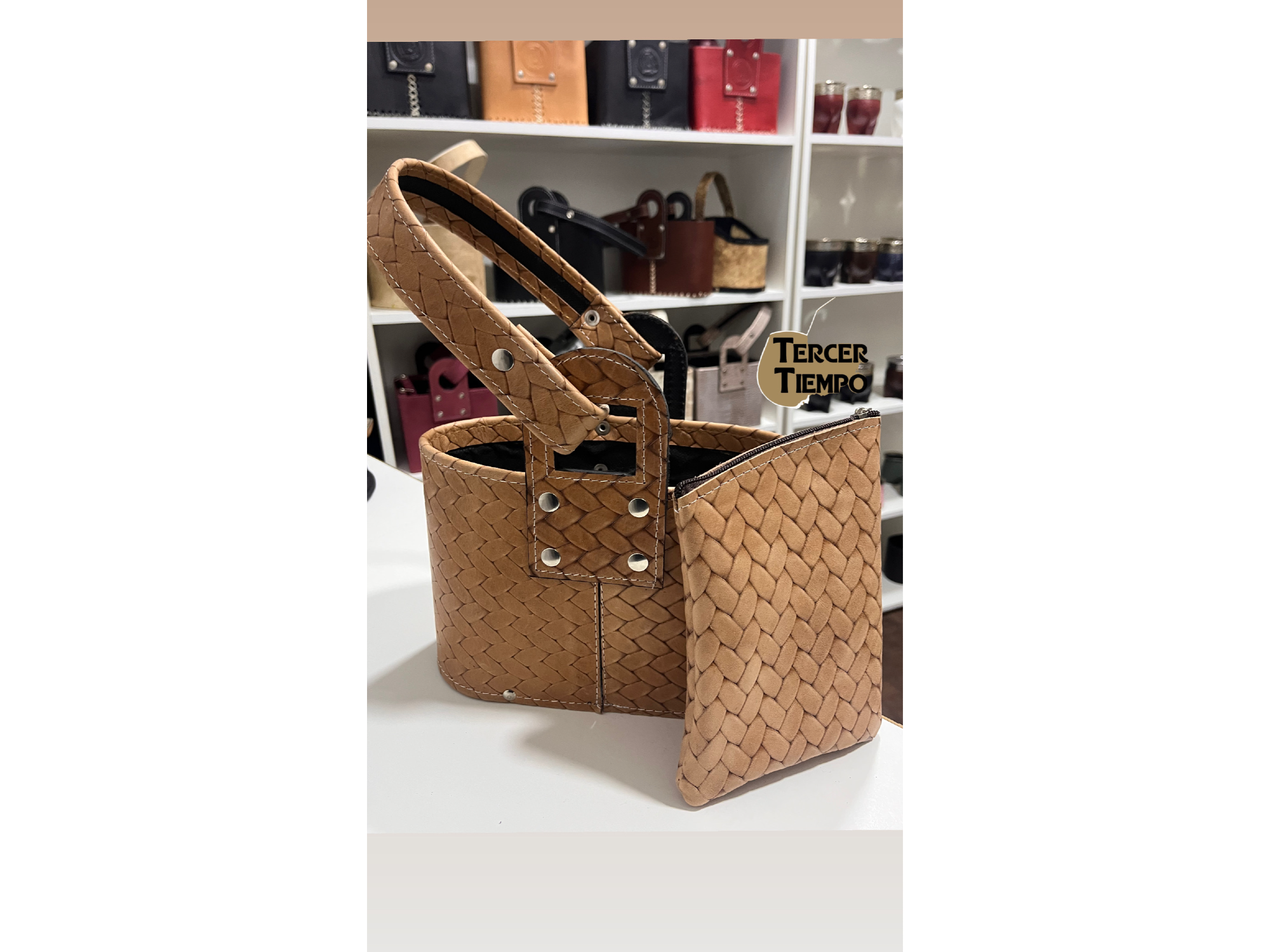 CANASTA OVALADA CUERO SINTETICO CON YERBERA COLORES MARRON CLARO CROCO