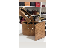 CANASTA OVALADA CUERO SINTETICO CON YERBERA COLORES MARRON CLARO CROCO