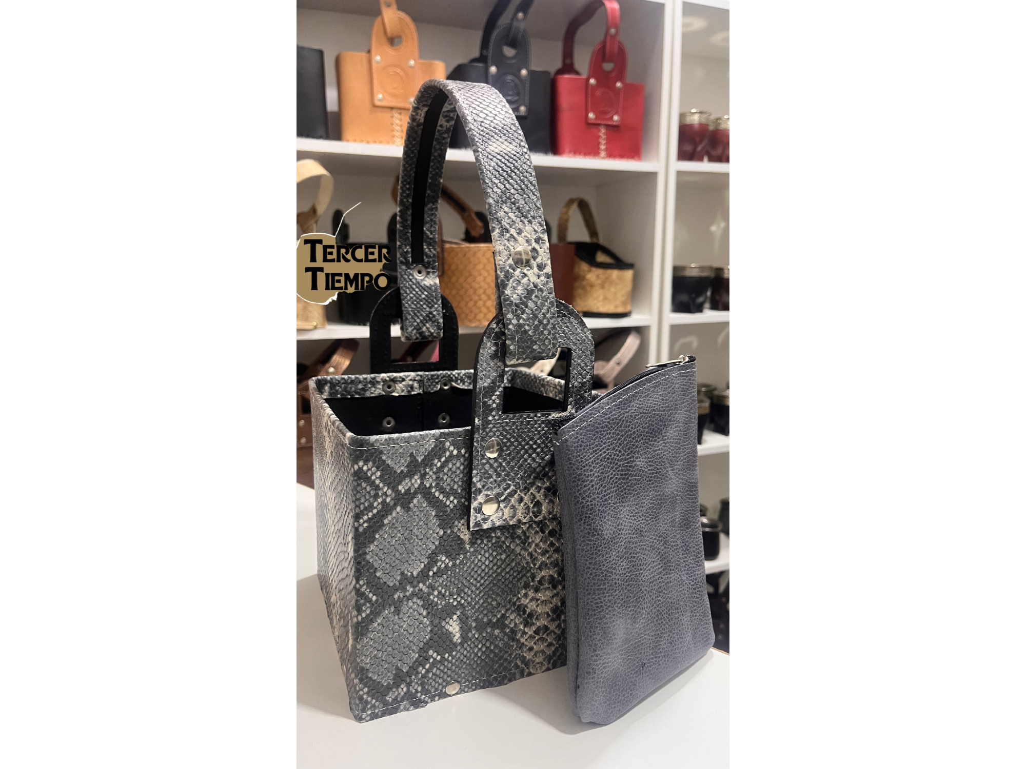 CANASTA CUERO SINTETICA CON YERBERA COLOR AZULADA Y BLANCO