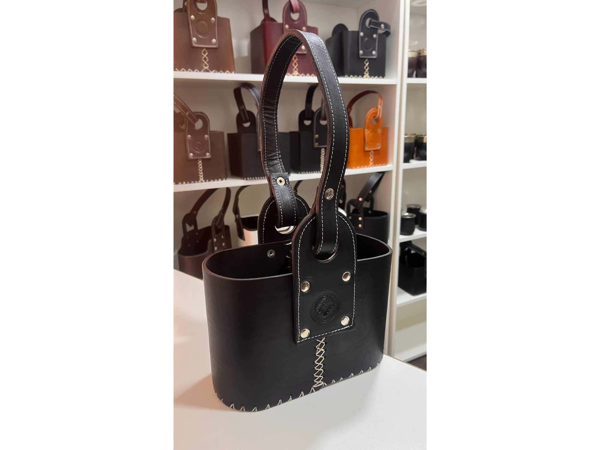 CANASTA OVALADA DE CUERO NEGRA