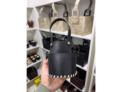 PORTA MATE PARA AUTO NEGRO DE CUERO