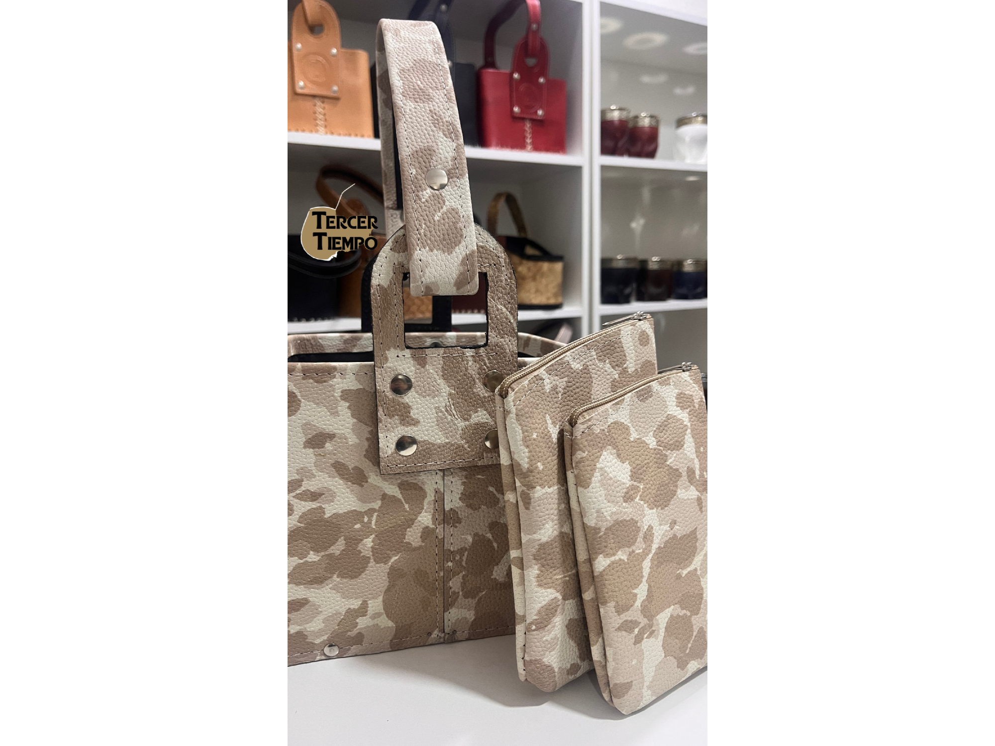 CANASTA DE  CUERO SINTETICA CON YERBERA Y AZUCARERA COLOR VACA