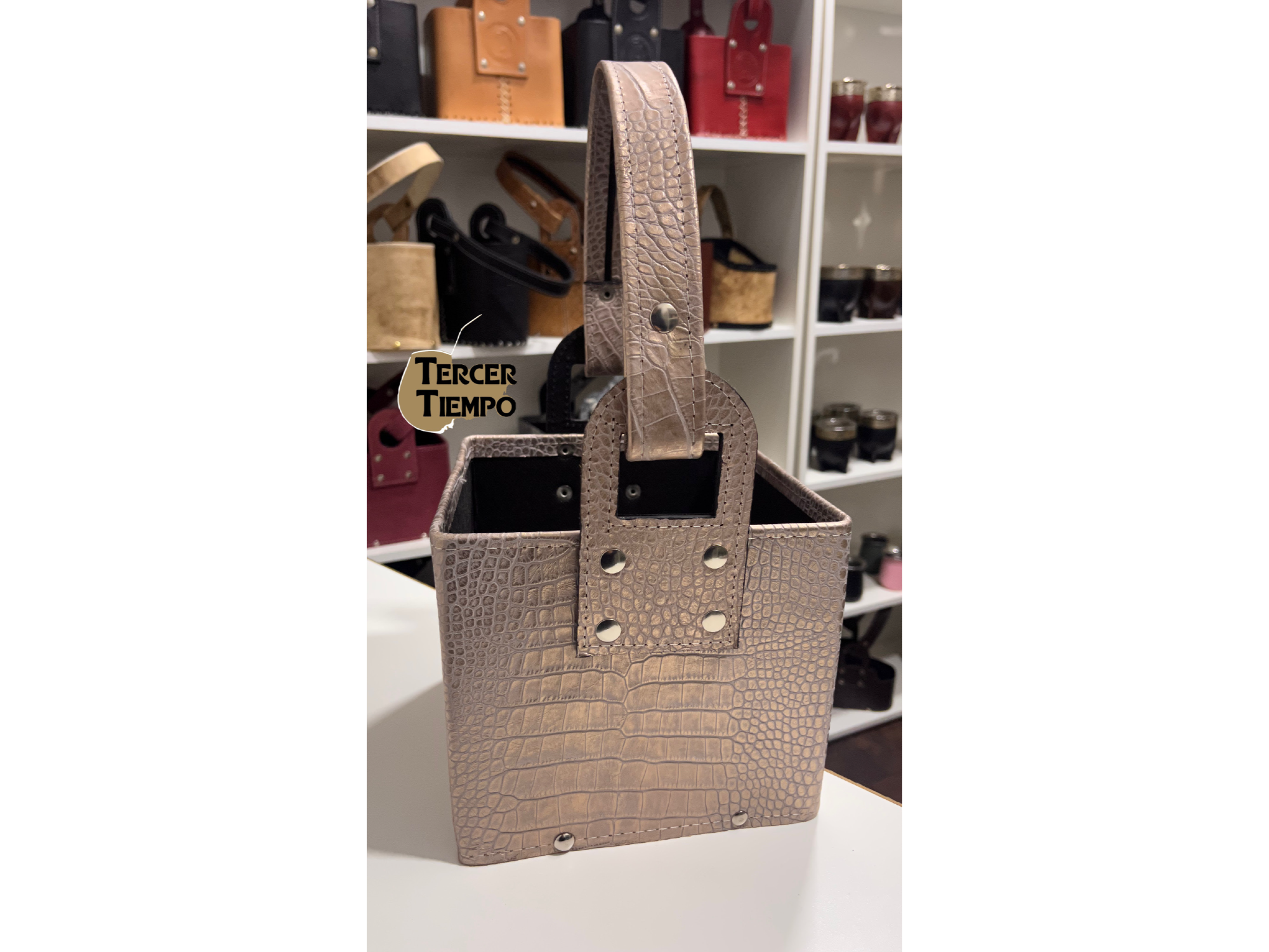 CANASTA COLOR CREMA CUERO SINTETICO