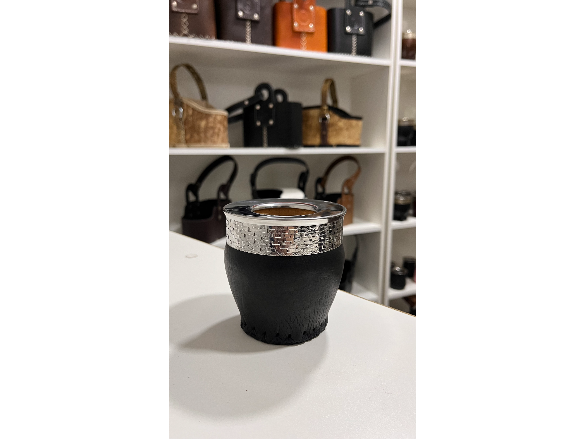 IMPERIAL ALGARROBO FORRADO EN CUERO NEGRO CON GUARDA Y VIROLA ACERO