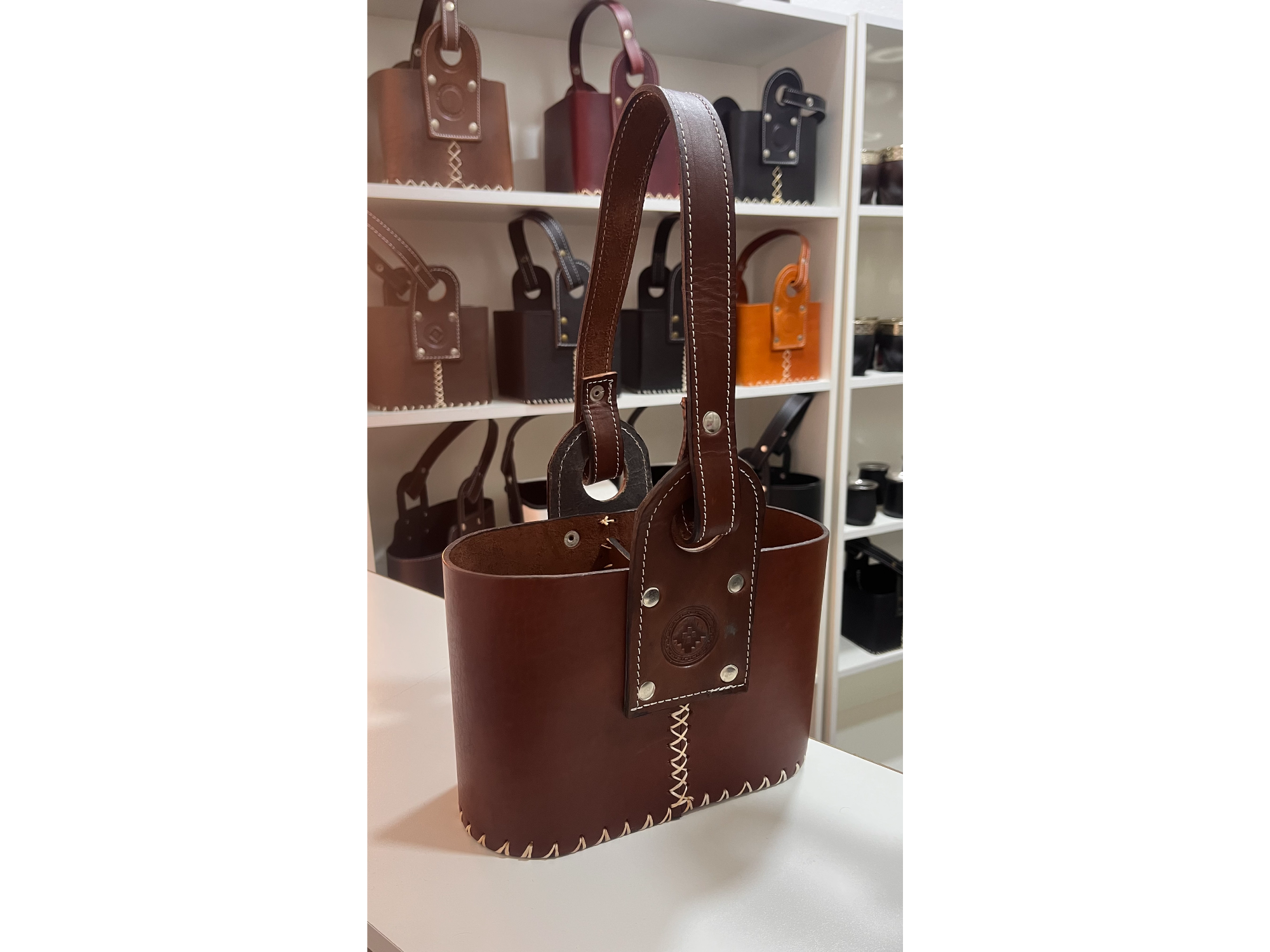 CANASTA OVALADA DE CUERO MARRON