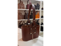 CANASTA OVALADA DE CUERO MARRON