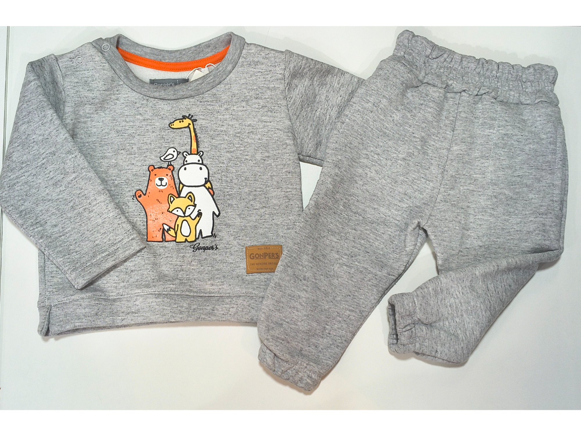 Conjunto gris animalitos talle 9 meses