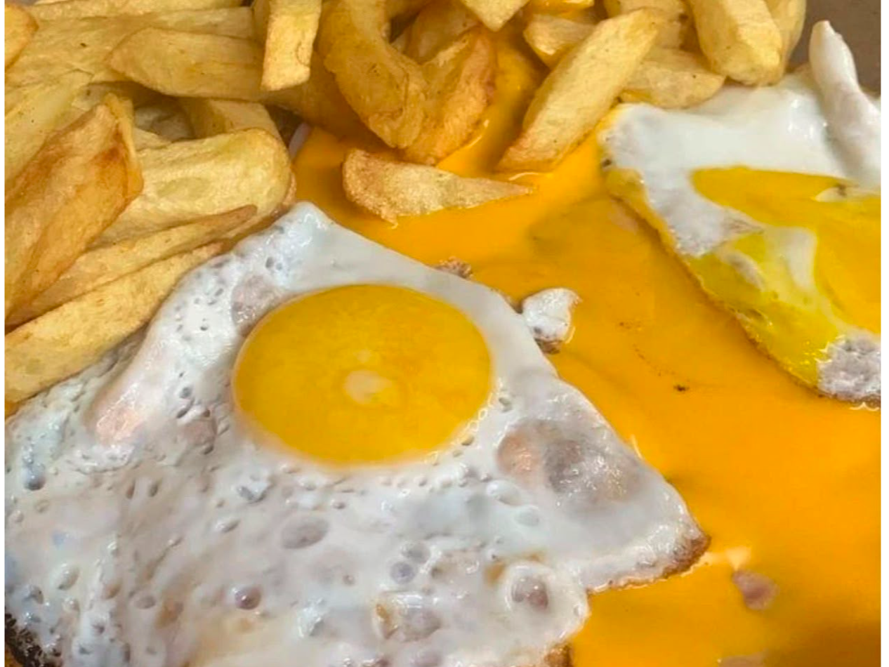 Milanesa cheddar y huevo frito C/fritas