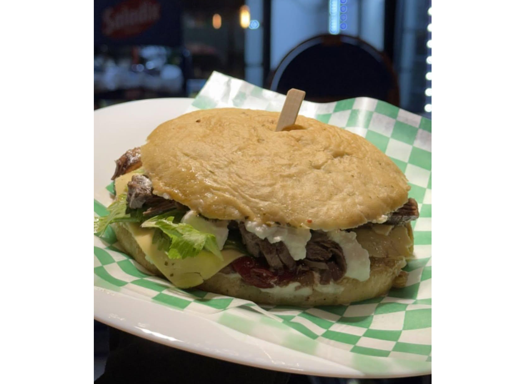 SANDWICH OSOBUCO CON PEPINO