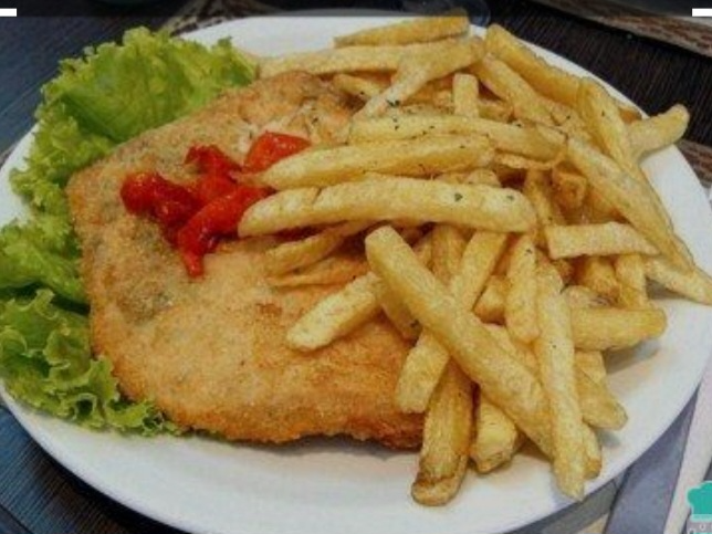 Milanesa de carne con guarnición