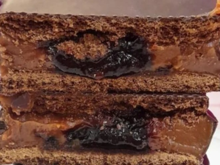 Alfajor de chocolate con corazón de frutos del bosque