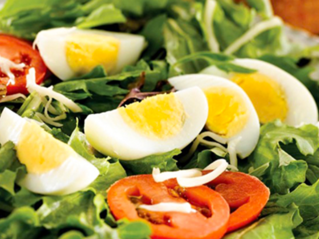 Ensalada mixta con tomate, lechuga y huevo.