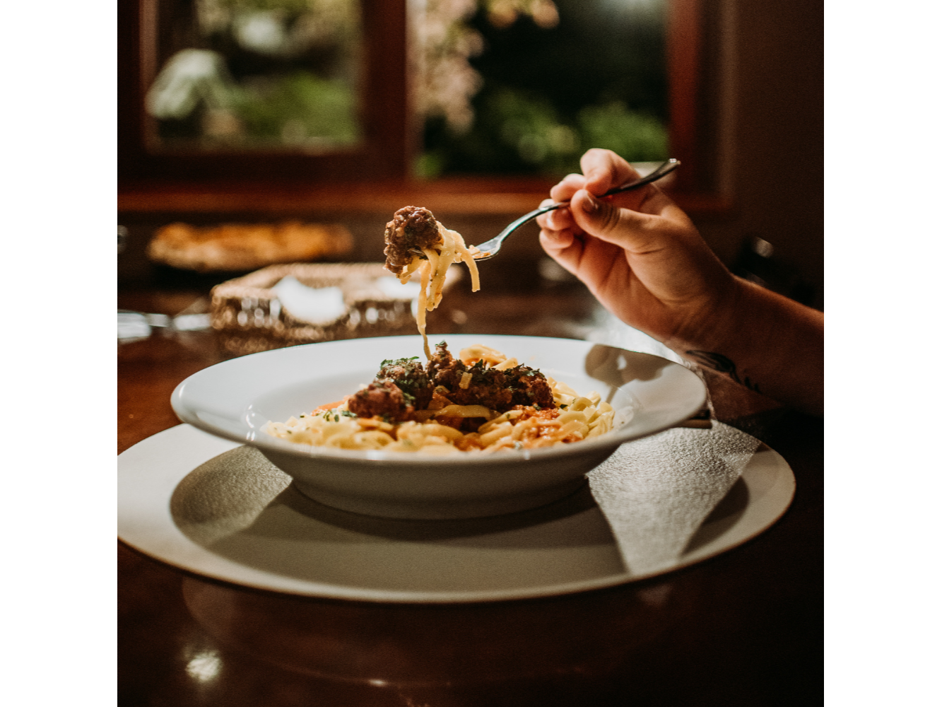 Tallarines con albóndigas de cordero y salsa roja