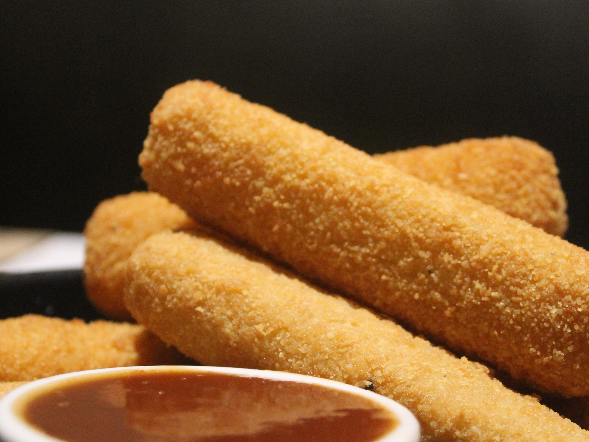 Mozarellas rebozadas con barbacoa casera