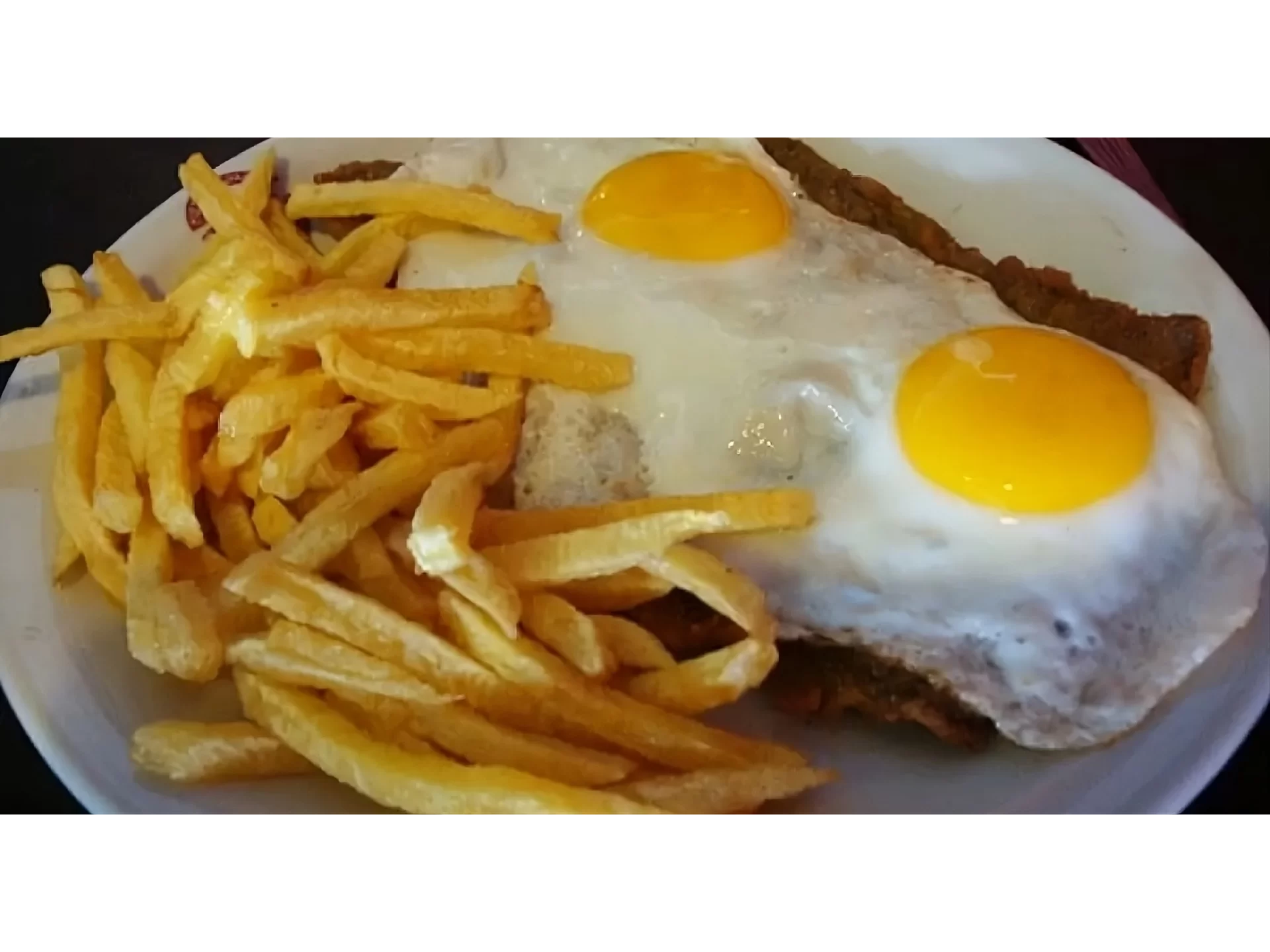 Milanesa a caballo con papas o ensalada
