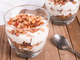 YOGURT C/ GRANOLA Y PUDING