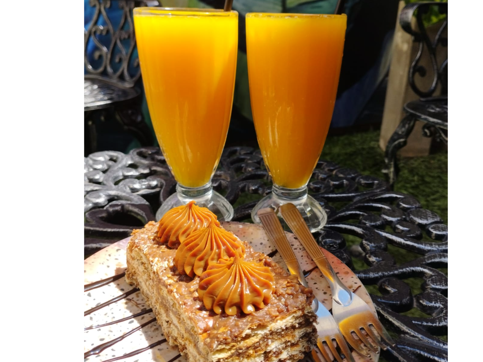 TORTA + 2 LICUADOS AGUA O JUGO NARANJA