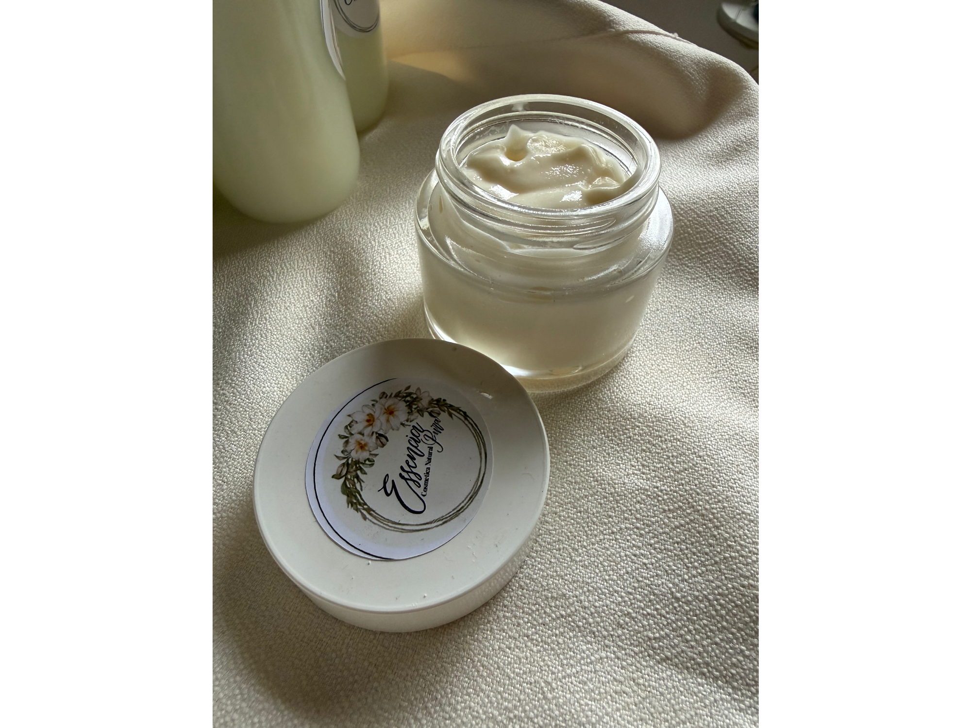 Crema piel seca con  aceite de almendras vita E y ac.esencial rosa