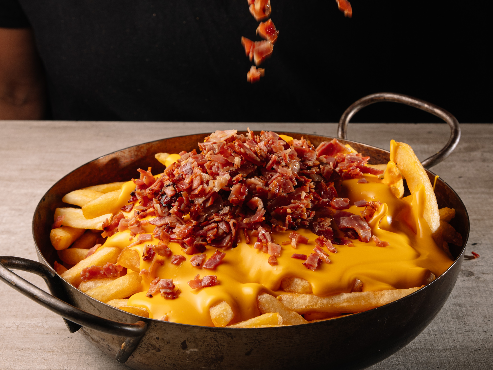 🍟BAÑO DE CHEDDAR (SIN BACON) + 2 SALSAS A ELECCIÓN