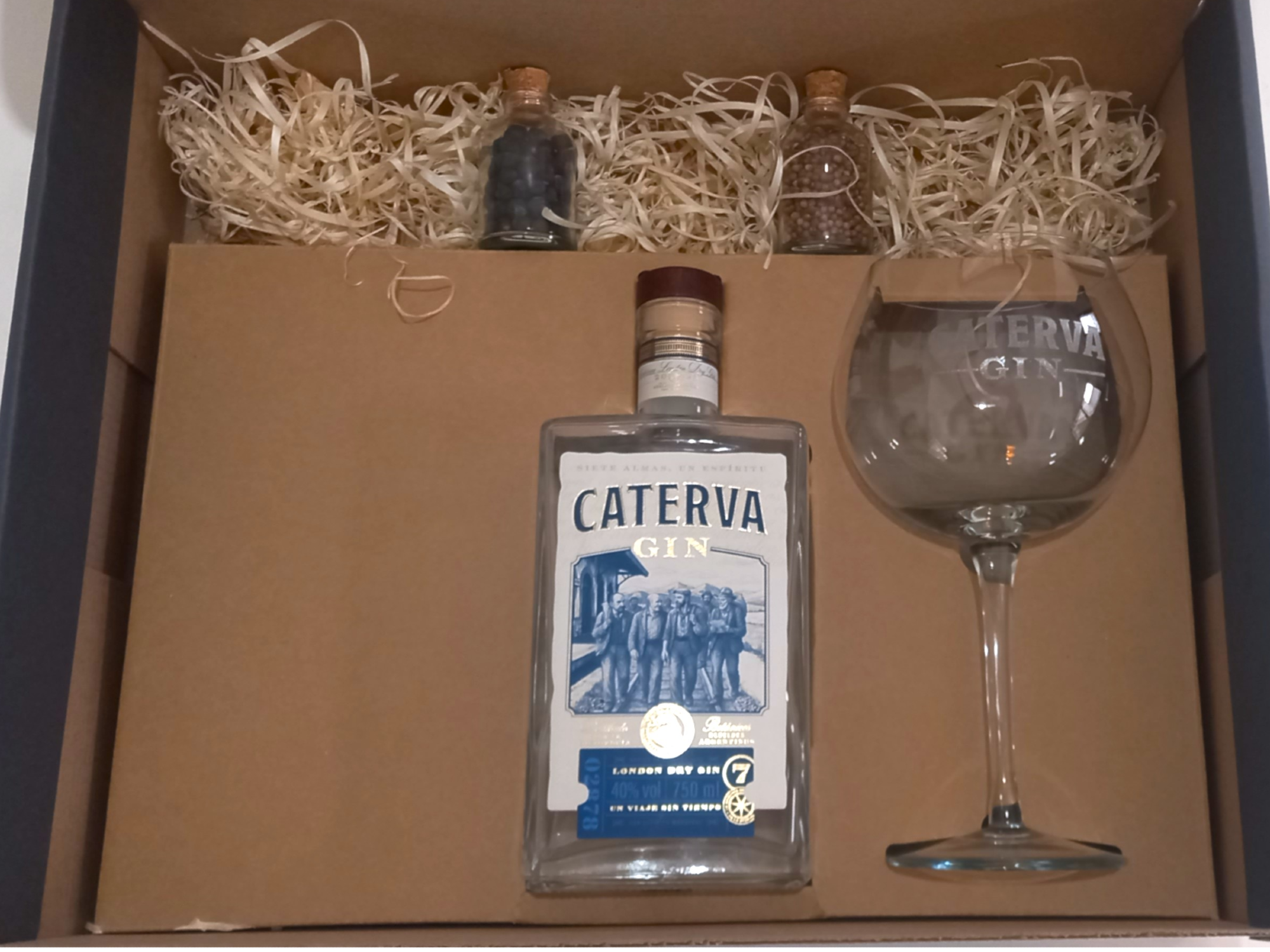 Box Andén - "Donde comienza toda historia" de CATERVA DESTILERIA DE AUTOR