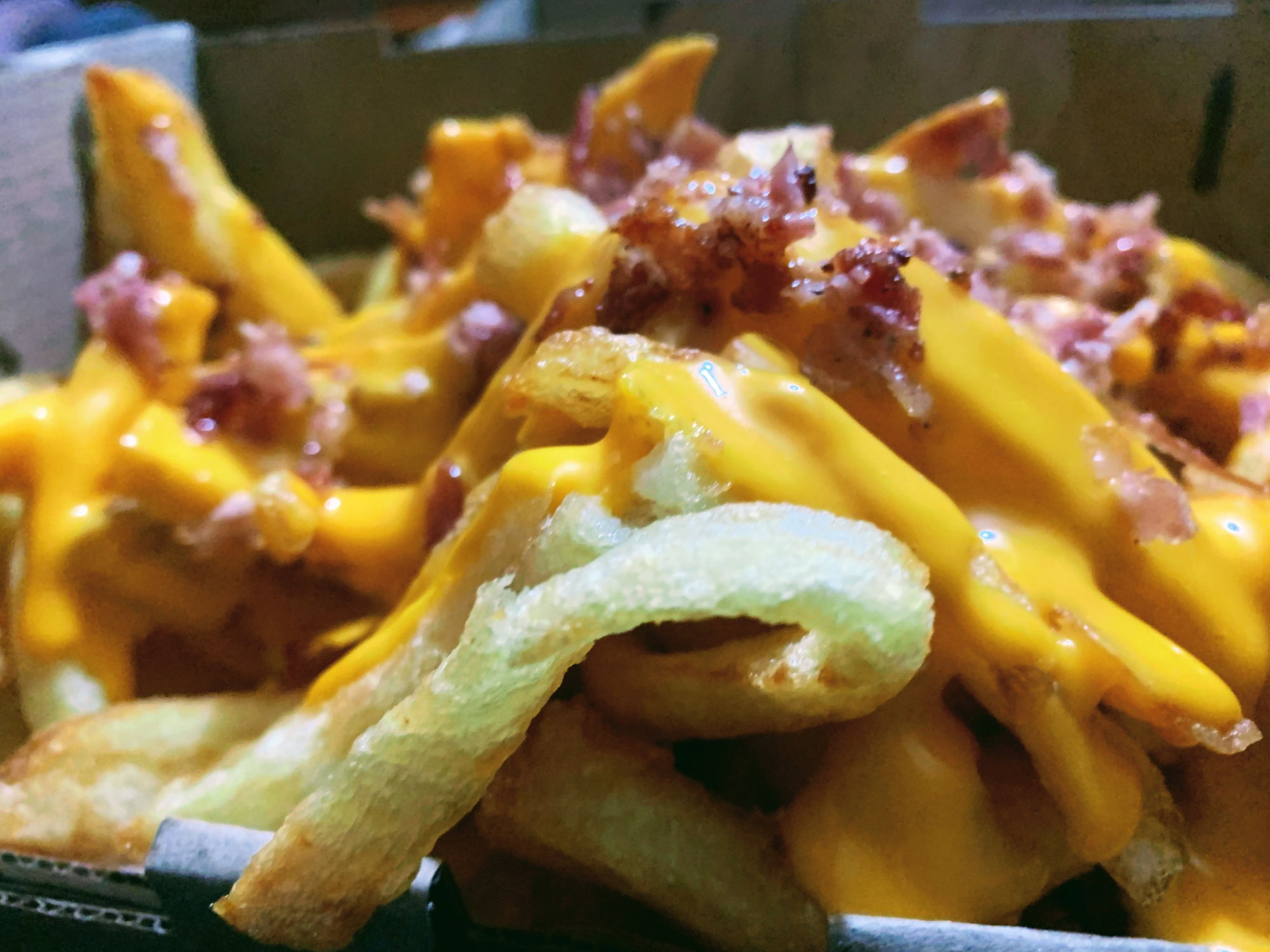Porción de fritas con Cheddar y Panceta