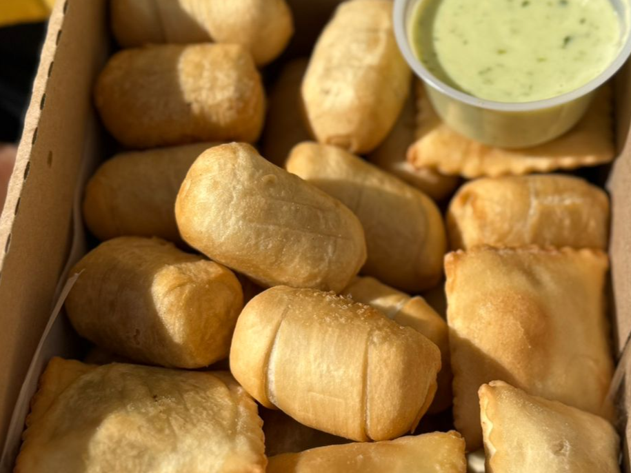 20 Mini tequeños 10 mini pastelitos