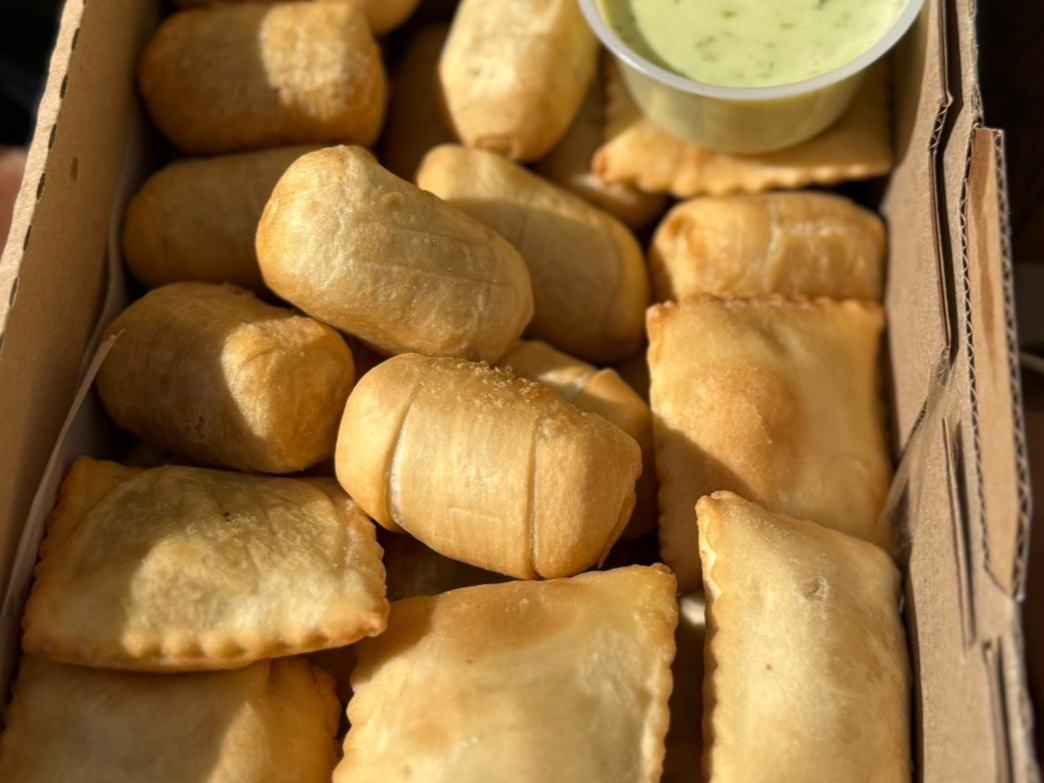 40 Minis tequeños y 20 mini pastelitos
