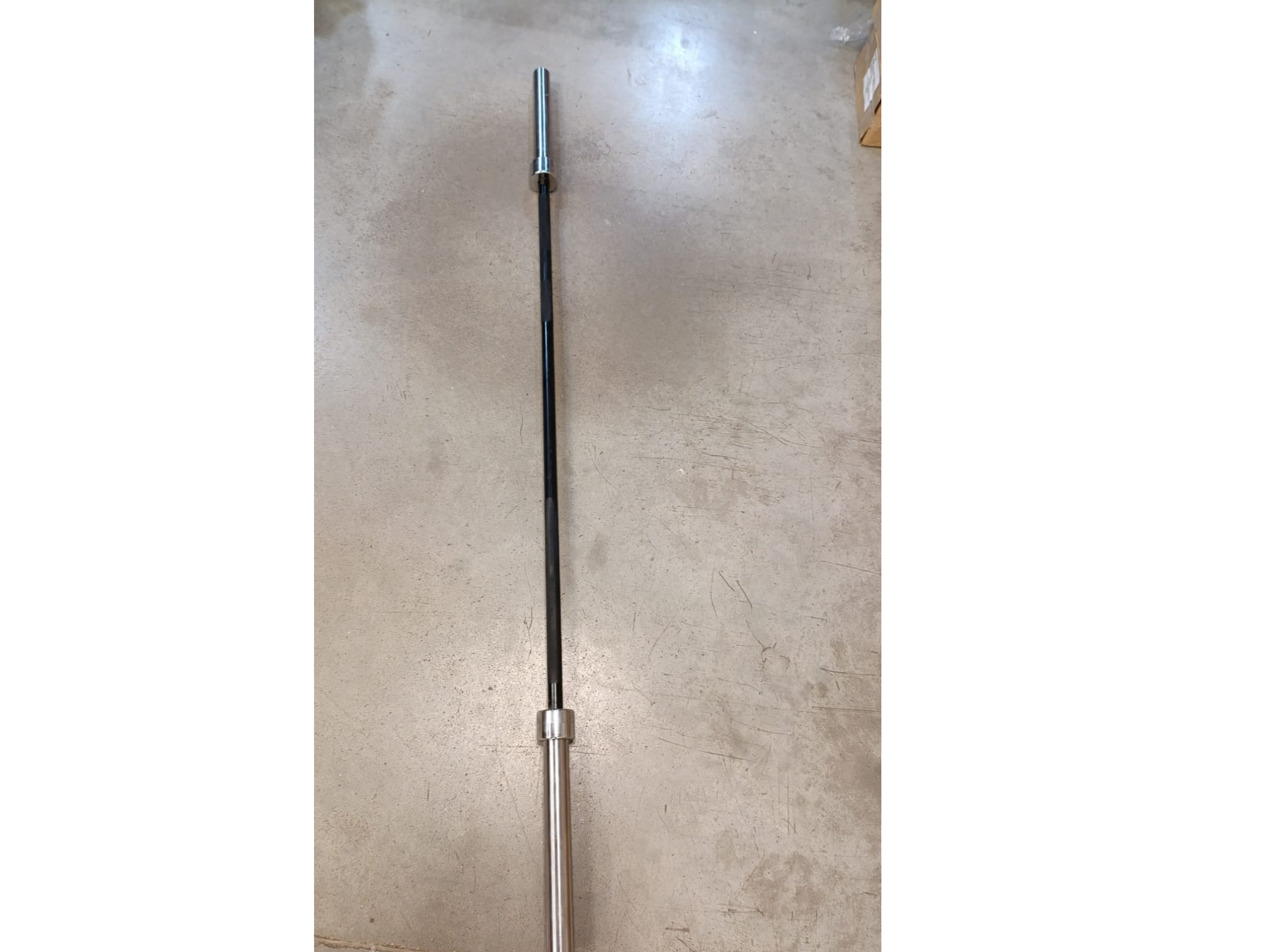 BARRA OLIMPICA 2,20 M. 20 KG GRIP 28 MM NEGRA