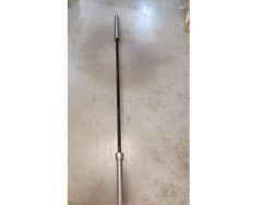 BARRA OLIMPICA 2,20 M. 20 KG GRIP 28 MM NEGRA