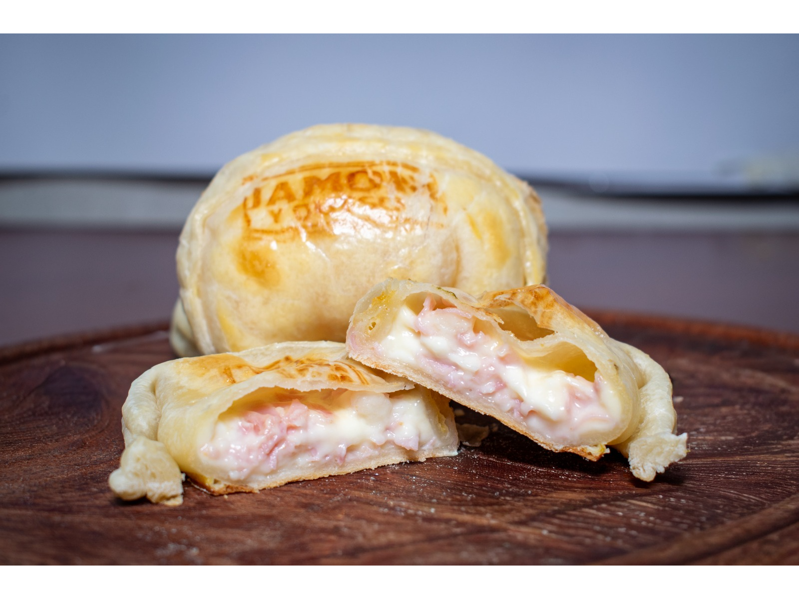 Empanada de jamón y queso de La Redonda