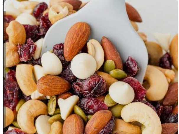 MIX MC (nuez, arándanos, castañas, gotitas de chocolate b y n, escamas de coco, almendras, maní, pasas rubias)