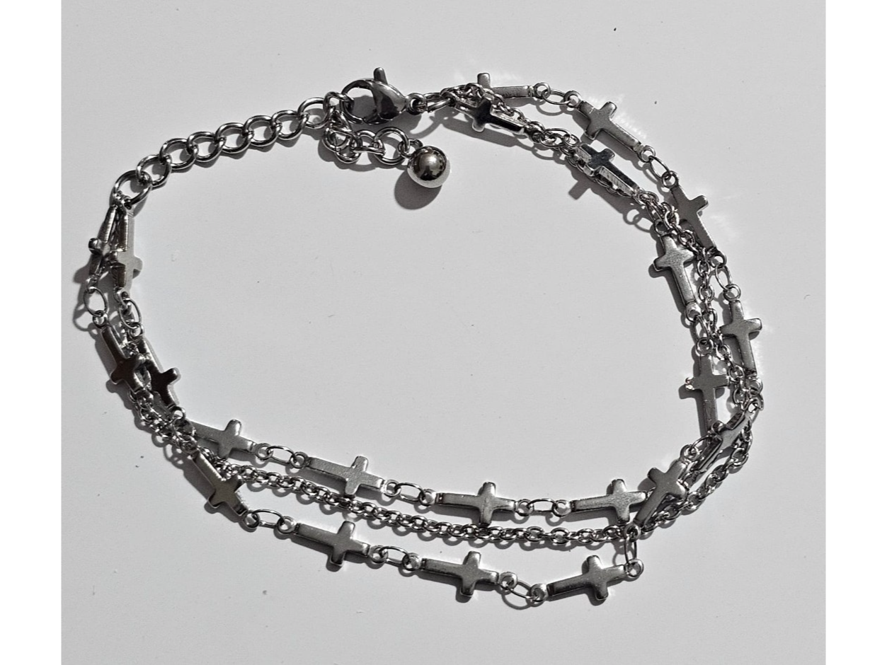 Pulsera triple con cruces