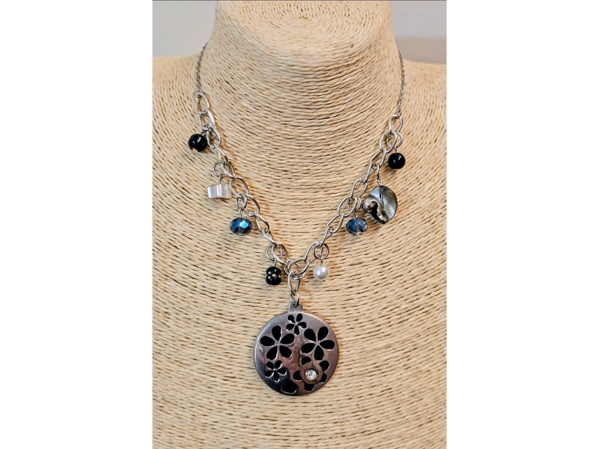 Collar con dijes flores