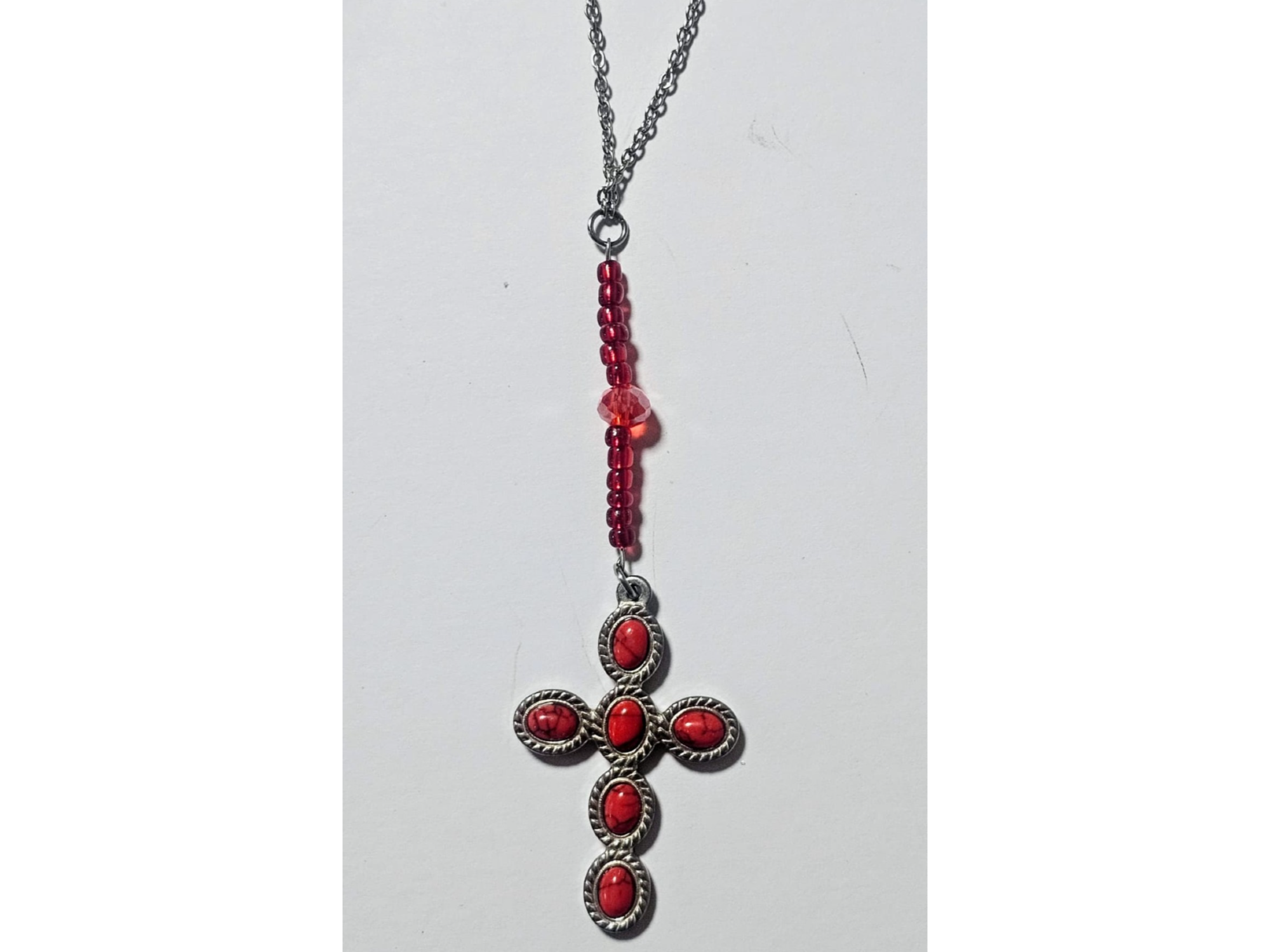 Collar con cruz roja