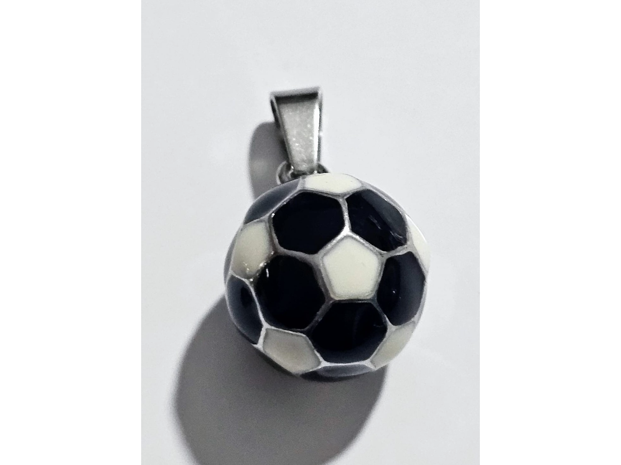 Pelota de fútbol blanco y negro