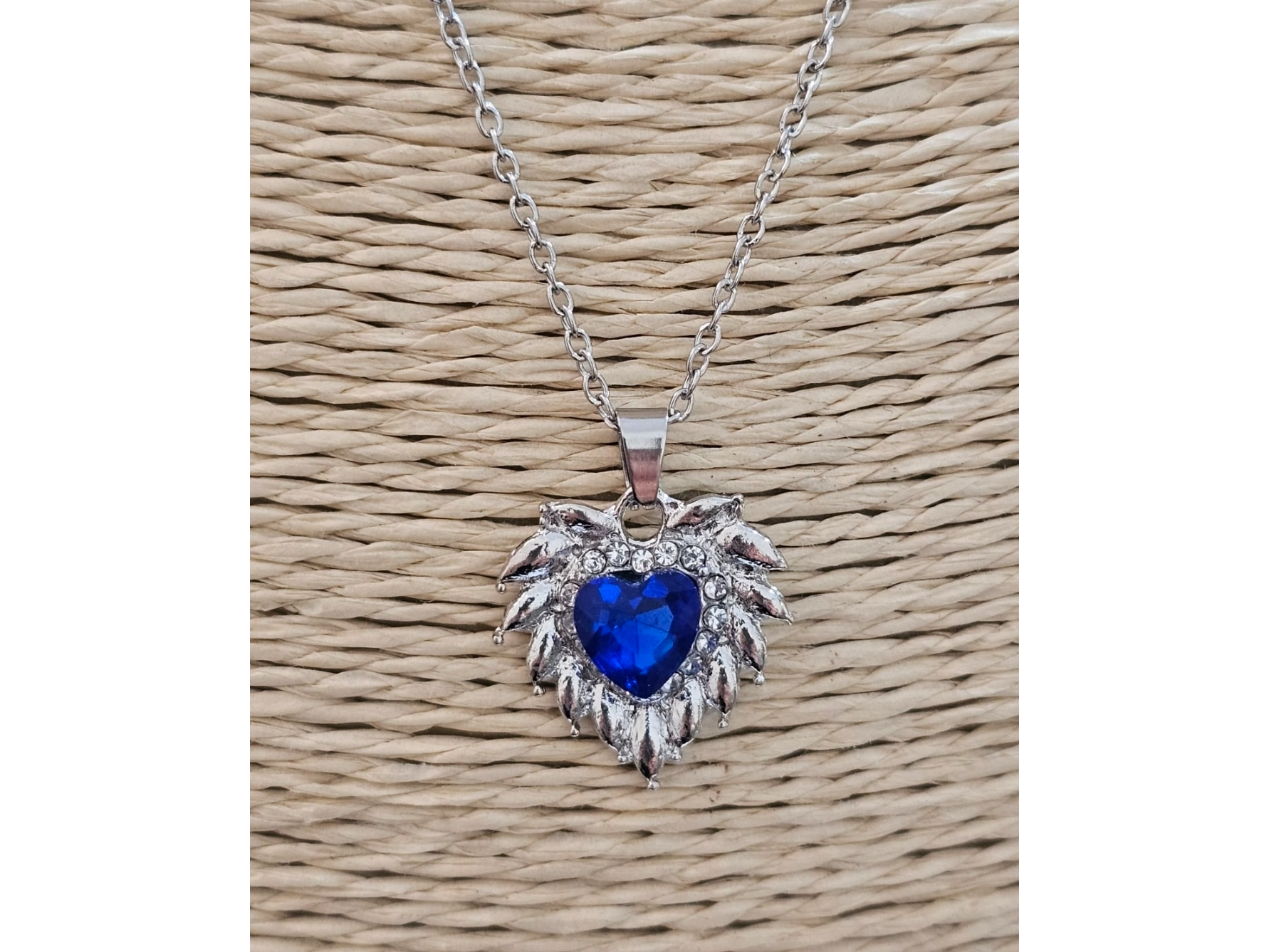 Corazón azul con cadena