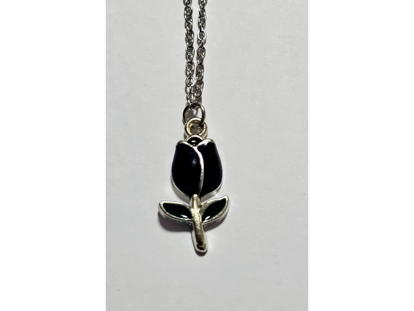 Cadena con dije tulipán negro