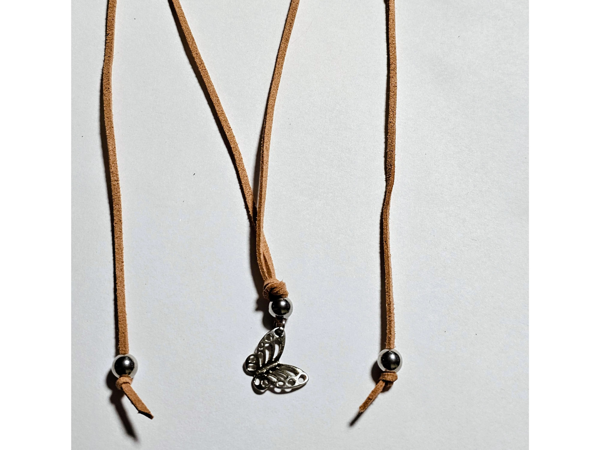 Cordón marron con mariposa calada