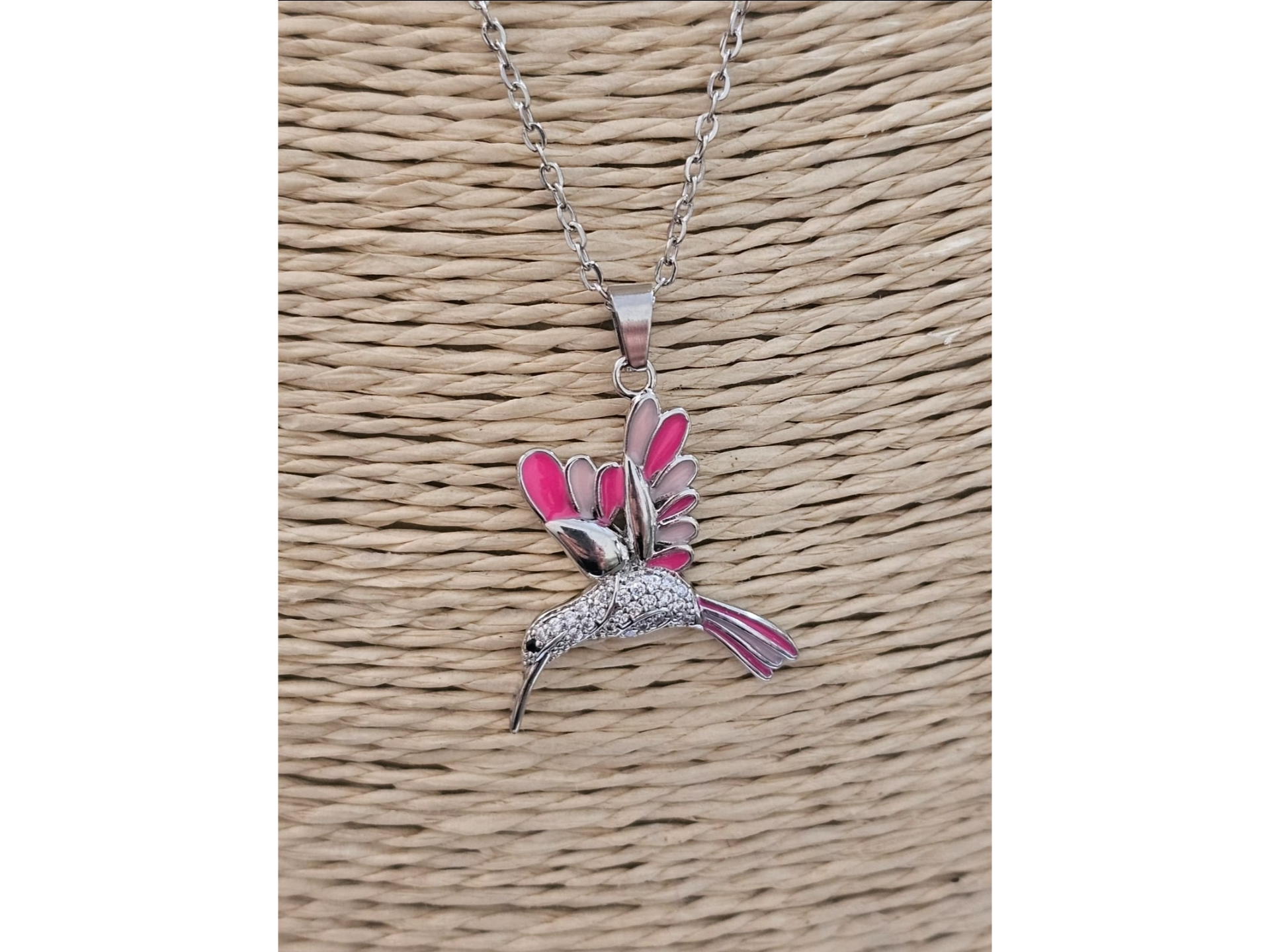Colibrí rosado con cadena