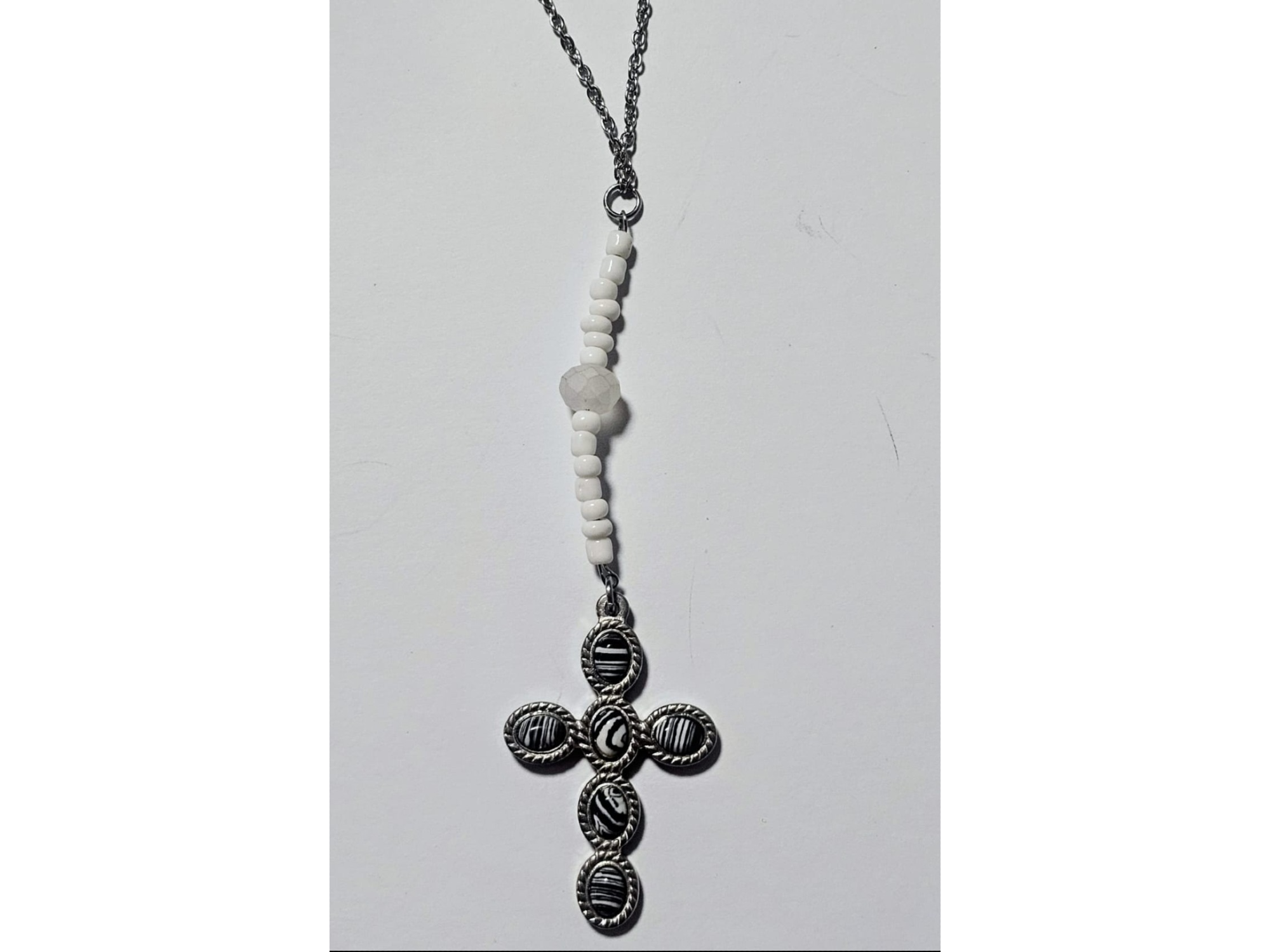 Collar cruz gris