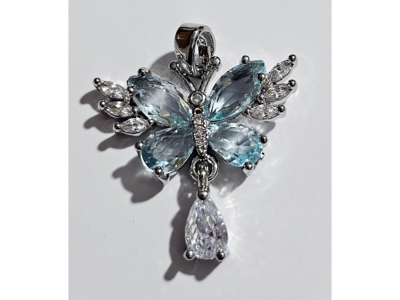 Dije mariposa celeste