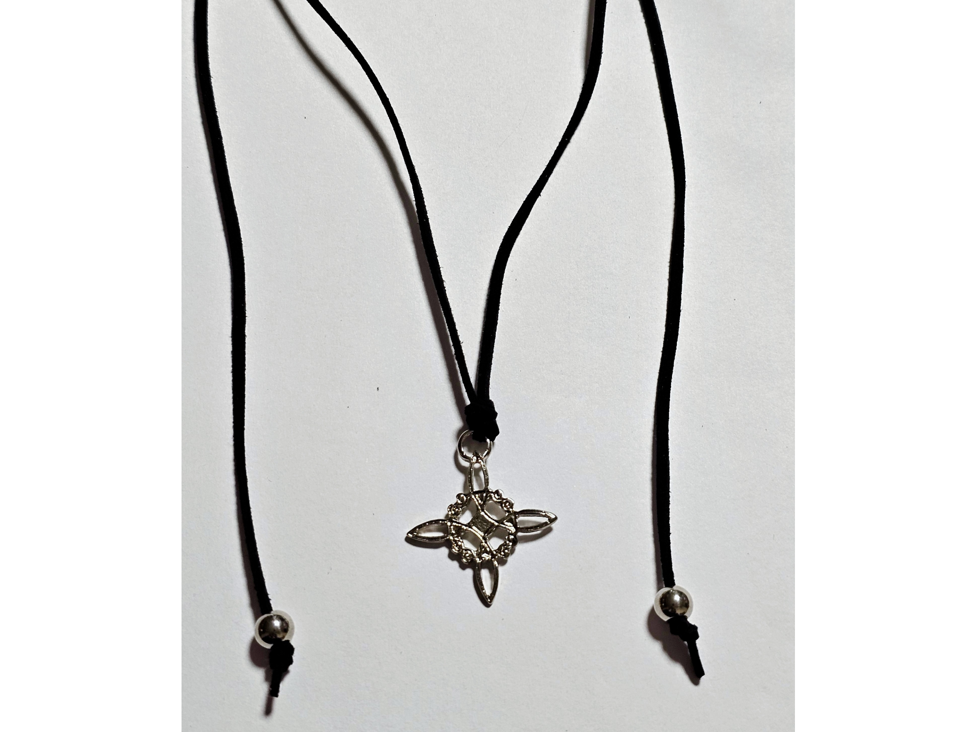 Cordón negro con nudo de bruja