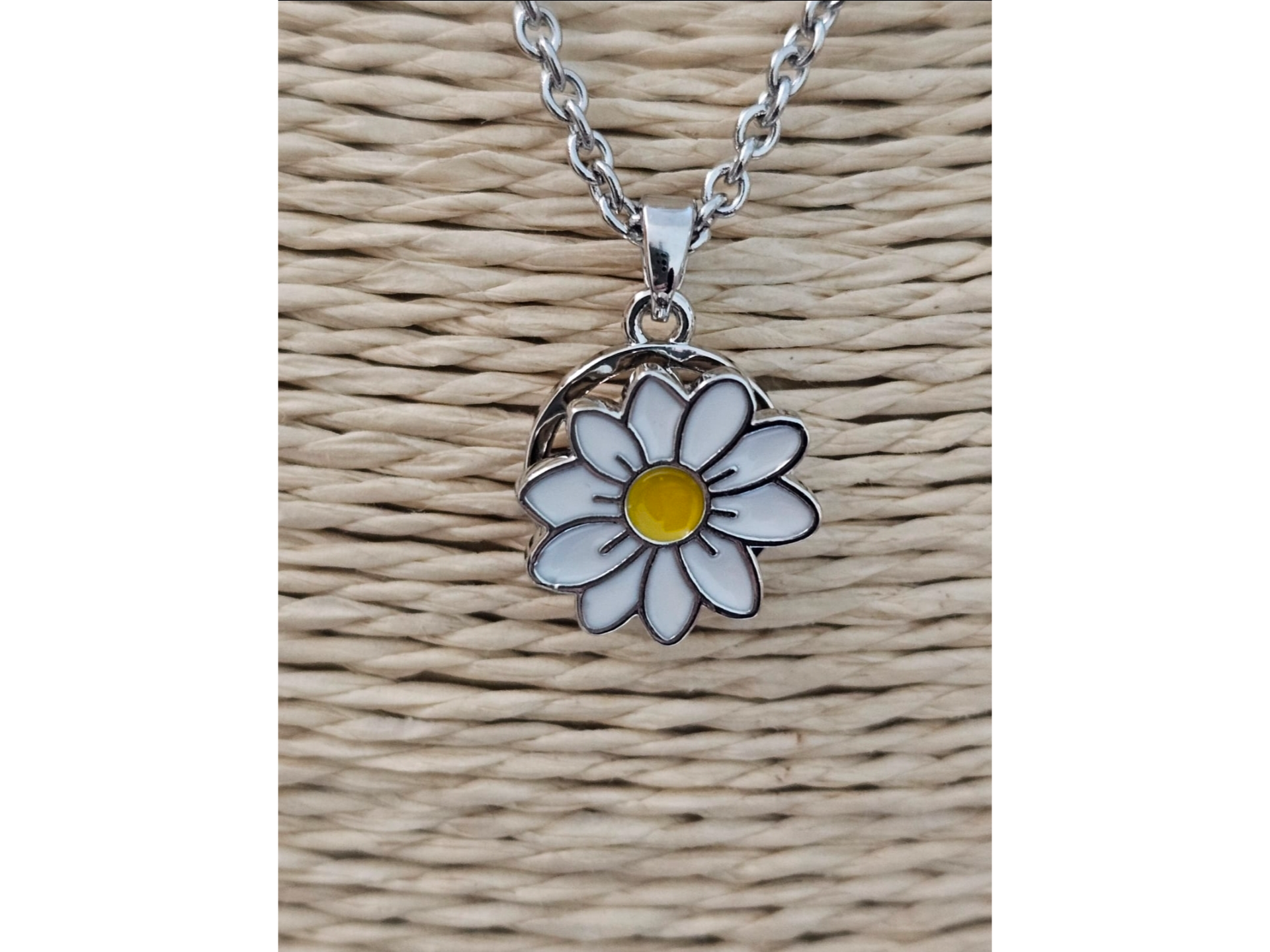 Dije margarita giratotio con cadena